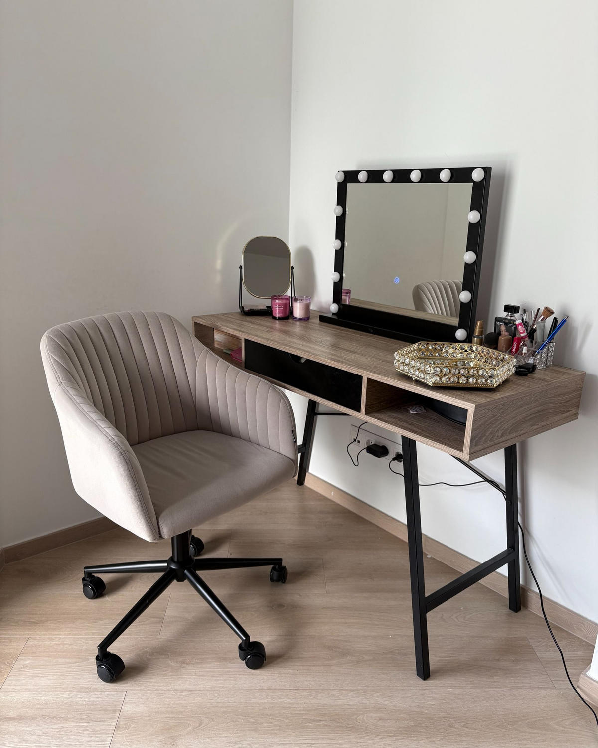 BADSPIEGEL mit LED-Beleuchtung schwarz rechteckig 50/60 cm Beauvoir - Schwarz, Metall (60/50/2cm) - Beliani