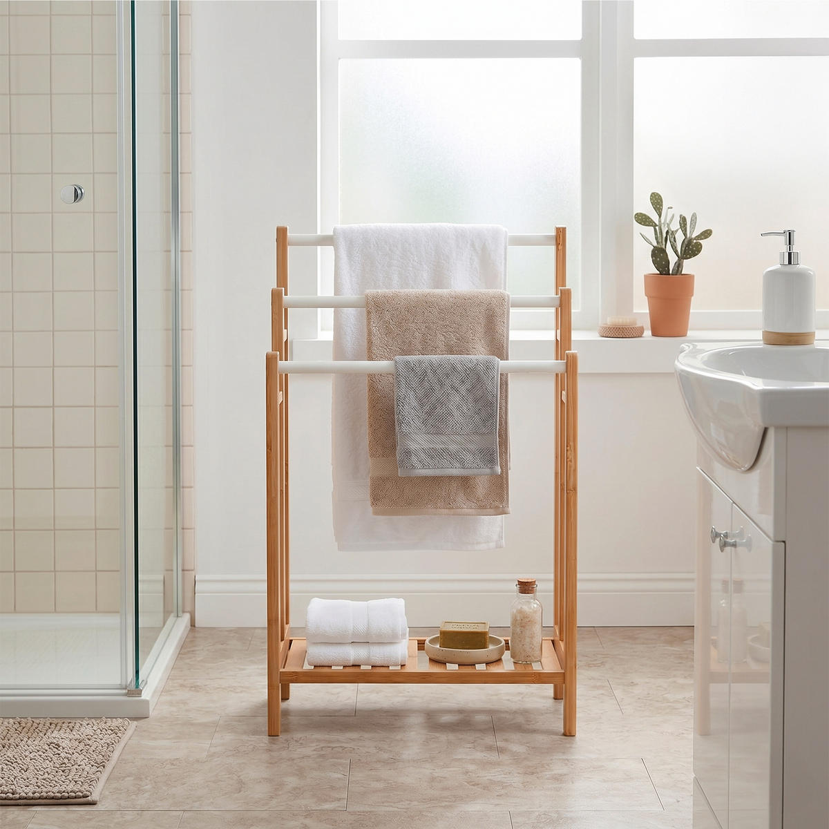 DRŽÁK ručníků - světle hnědá, kov/dřevo (46/86/24cm) - Relaxdays