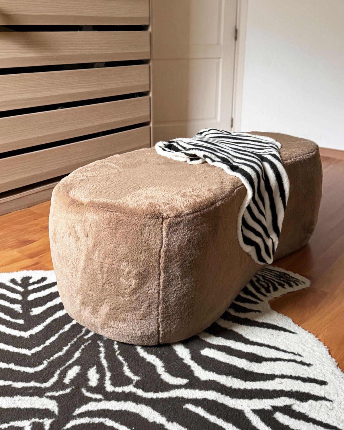 POUF Hellbraun Bayard - Hellbraun, Kunststoff (115/43/56cm) - Beliani