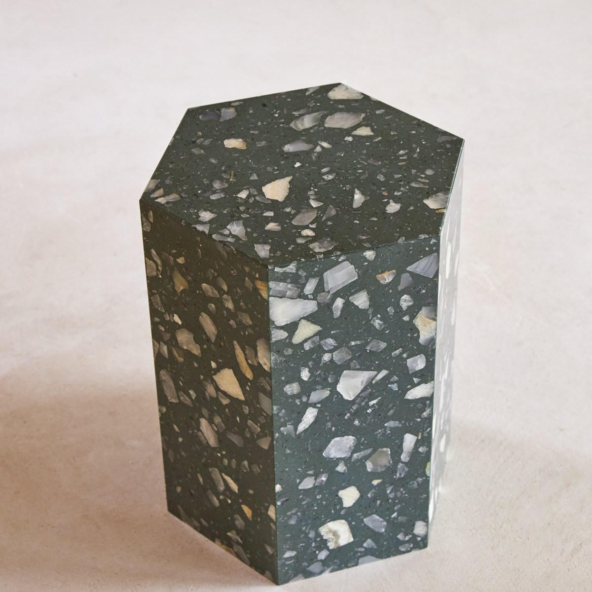 BEISTELLTISCH Zoé Dunkelgrün aus Premium-Terrazzo - Dunkelgrün, Stein (35/40/50cm) - Tikamoon