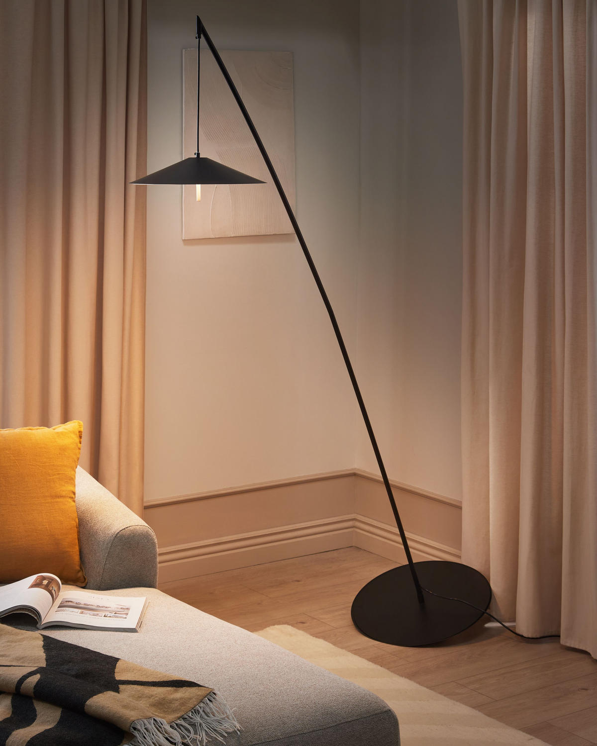 LED-STEHLAMPE Schwarz Comalie - Schwarz, Metall (48/88/205cm) - Beliani