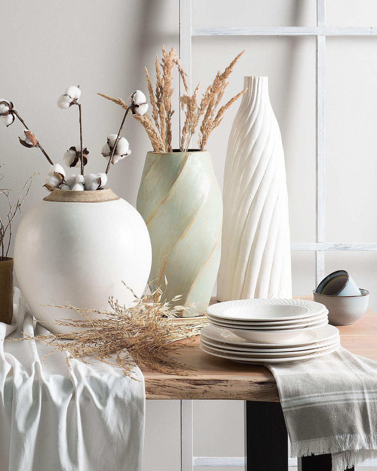 DEKOVASE Terrakotta weiß Florentia - Weiß, Stein (54cm) - Beliani