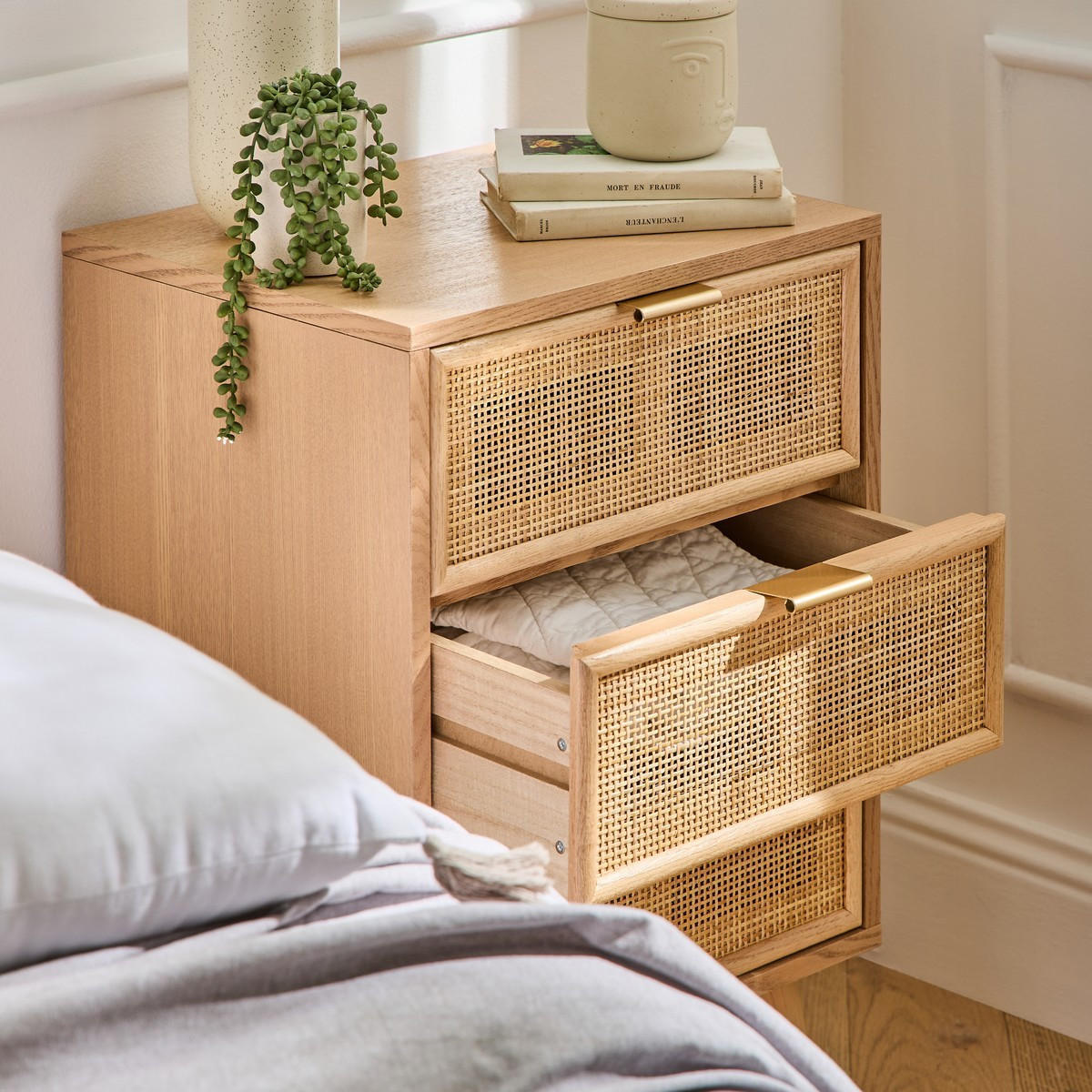 NACHTTISCH mit 3-Schubladen-Front aus natürlichem Rattangeflecht - Apfelbaumfarben, Holzwerkstoff (36.5/71/42cm) - Calicosy