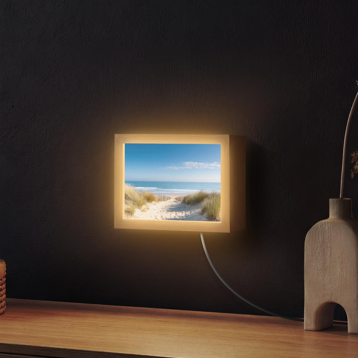 NÁSTĚNNÁ LAMPA Pláž - moře - duny - písek - léto 20x15 cm - písková barva, kompozitní dřevo (20/15/8cm) - OnlyWow