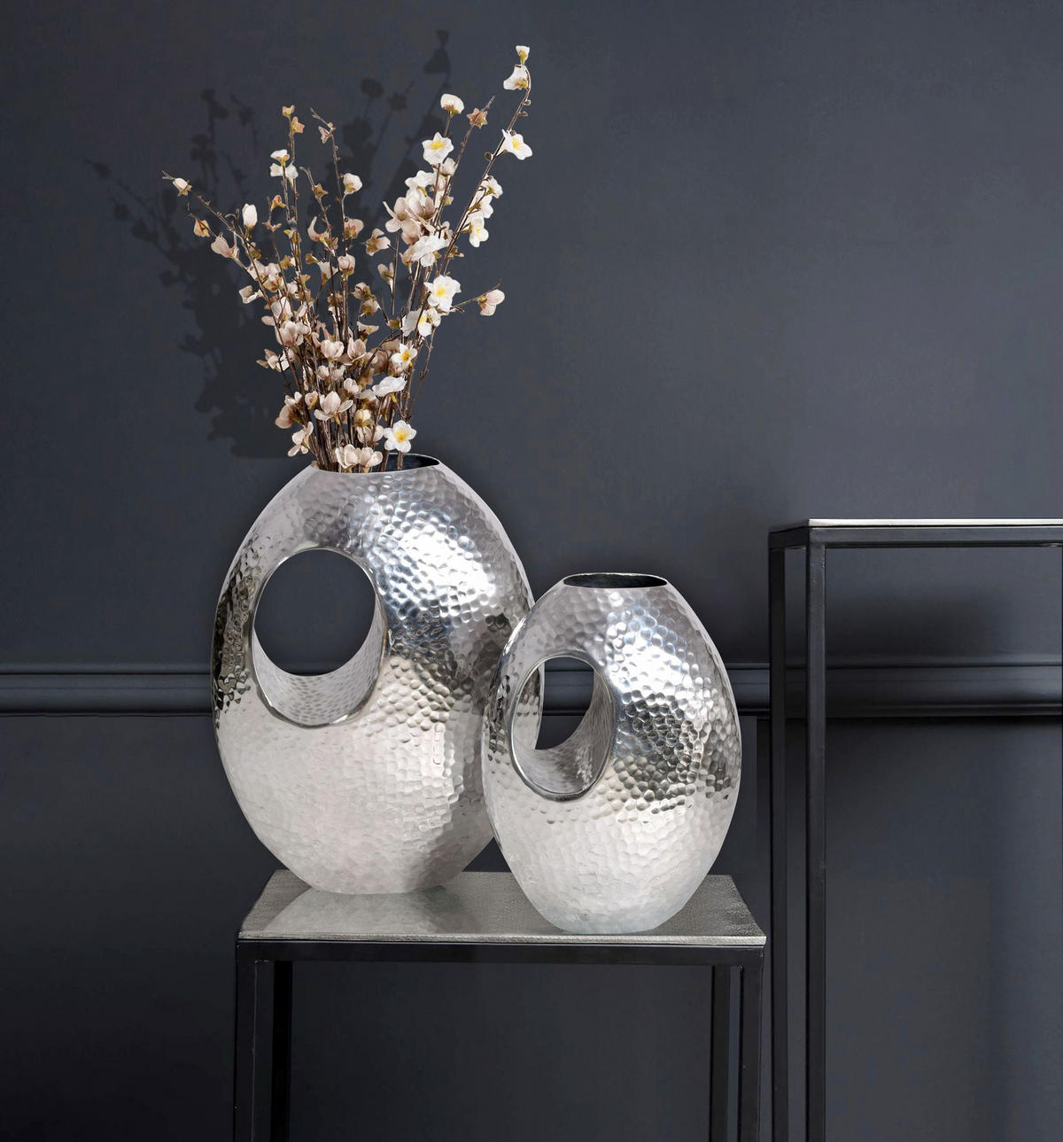 VASE 2er Set Aluminium mit Tragegriff Hammerschlag Modern Handgefertigt, Silbern 29x17x39 cm - Silberfarben, Metall (39cm) - KADIMA DESIGN