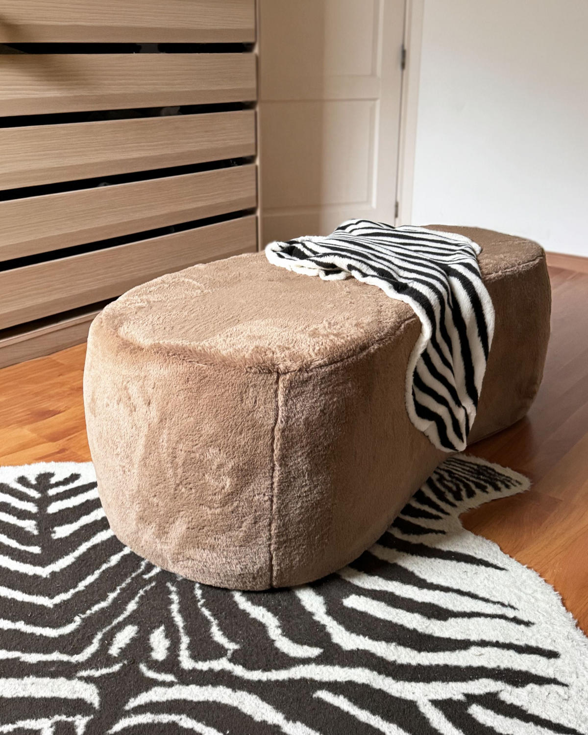 POUF Hellbraun Bayard - Hellbraun, Kunststoff (115/43/56cm) - Beliani
