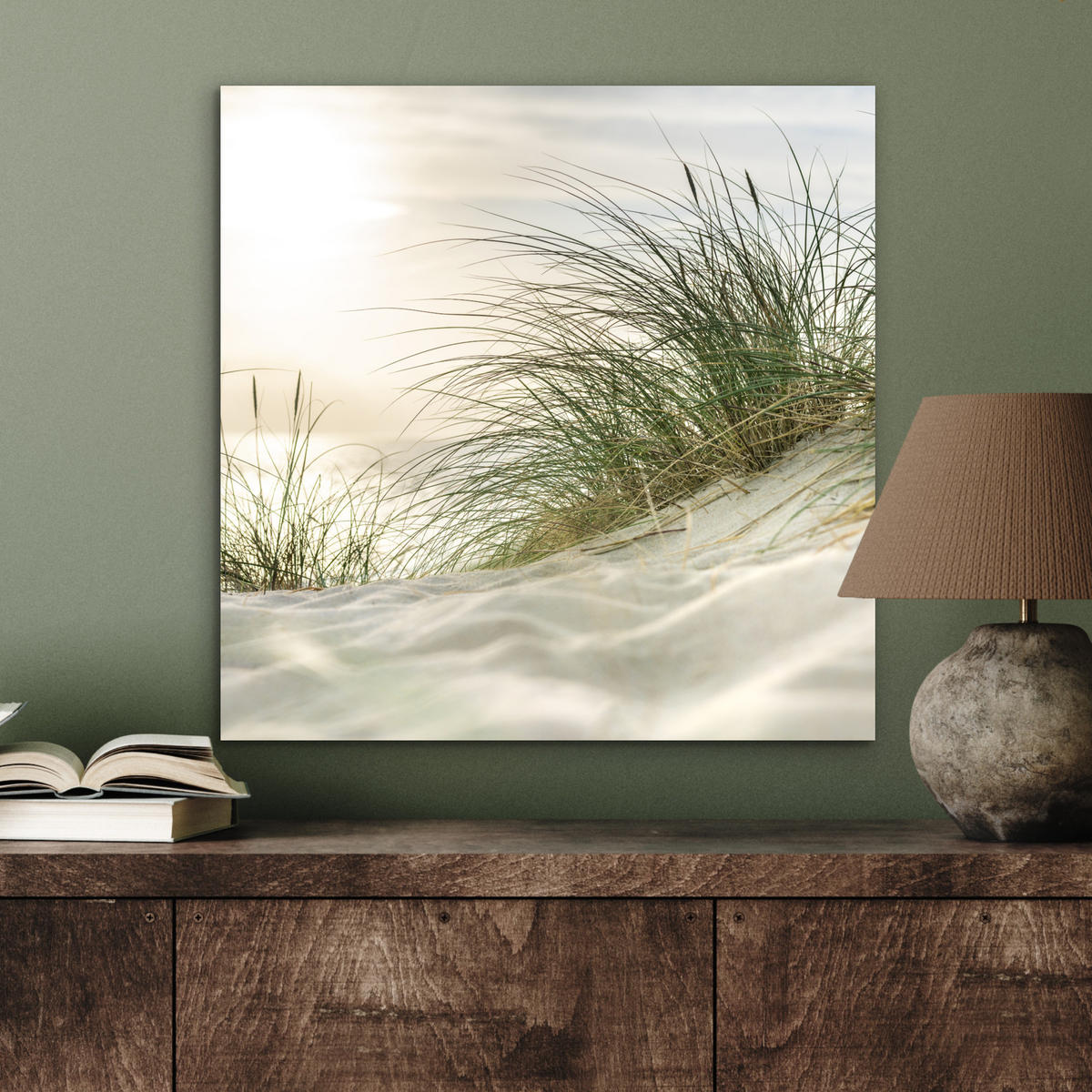 KOVOVÝ OBRAZ Duny s marramovou trávou pod slnkom nemeckého národného parku Schleswig-Holsteinisches Wattenmeer 50x50 cm - krémová, kov (50/50cm) - MuchoWow