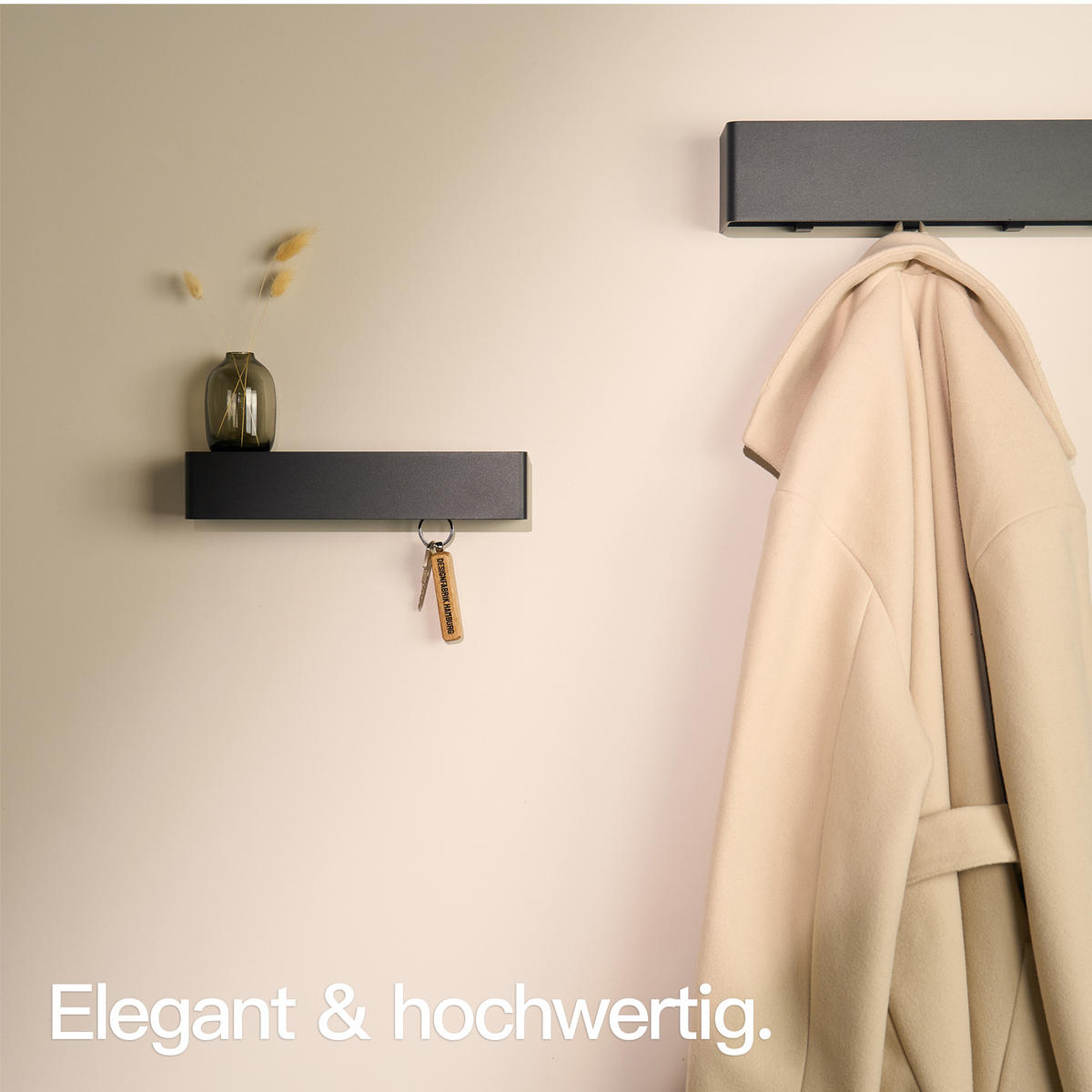 SCHLÜSSELBRETT MIT ABLAGE - Schwarz, Metall (28/5.5/7.5cm) - Designfabrik Hamburg
