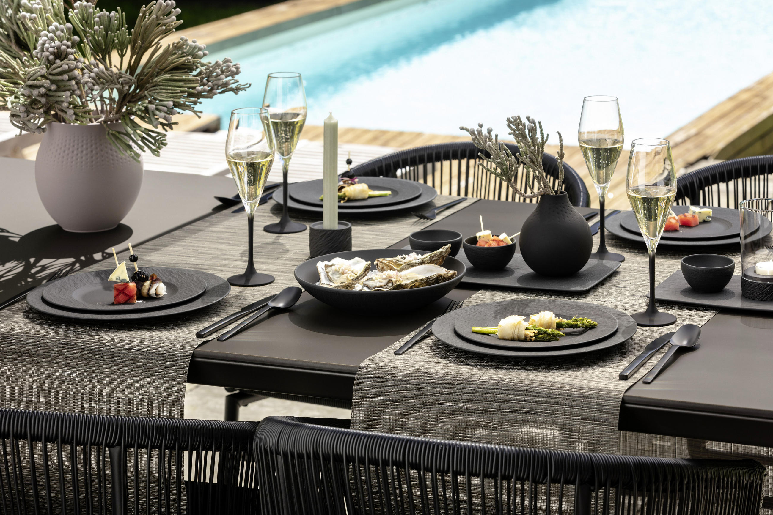 fekete étkészlet, pezsgős pohár, evőeszköz, terített asztal, kültéren