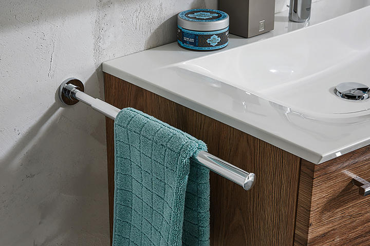 Kúpeľňové doplnky: vešiak na uterák