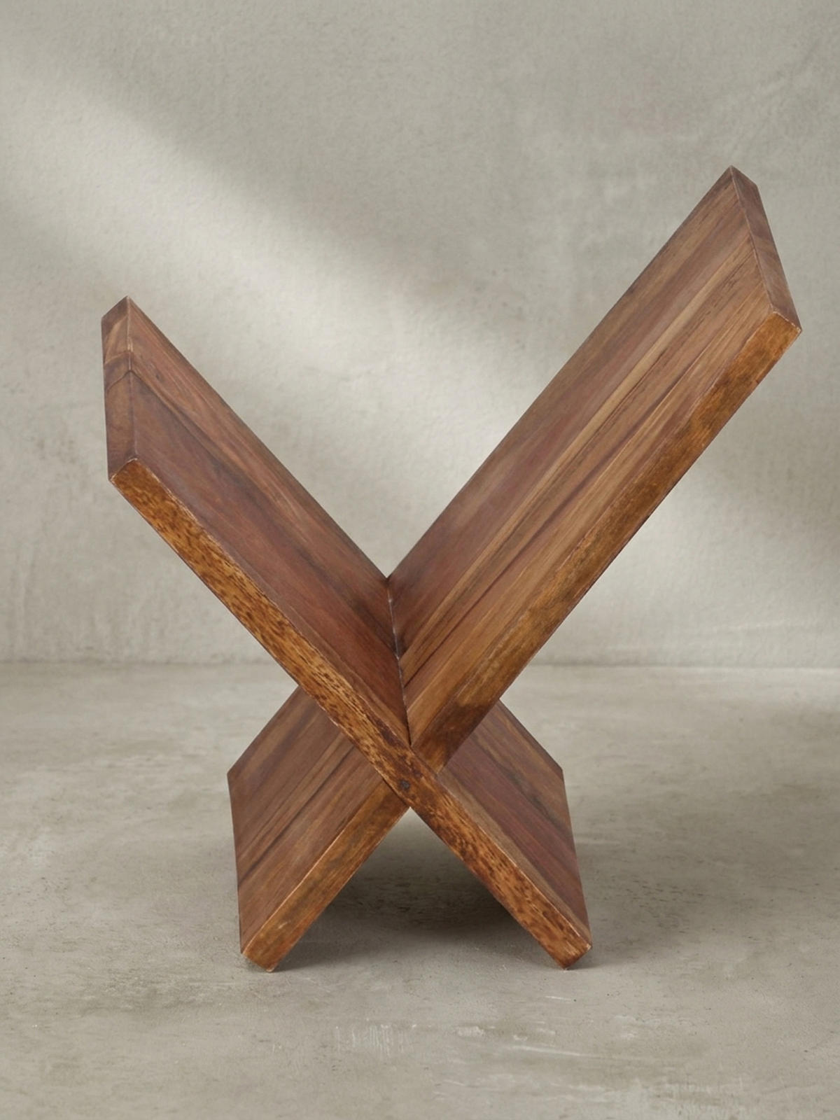 ZEITUNGSSTÄNDER Massivholz Handgefertigt X-Form, Braun 29x28x31 cm - Braun, Holz (29/31/28cm) - KADIMA DESIGN