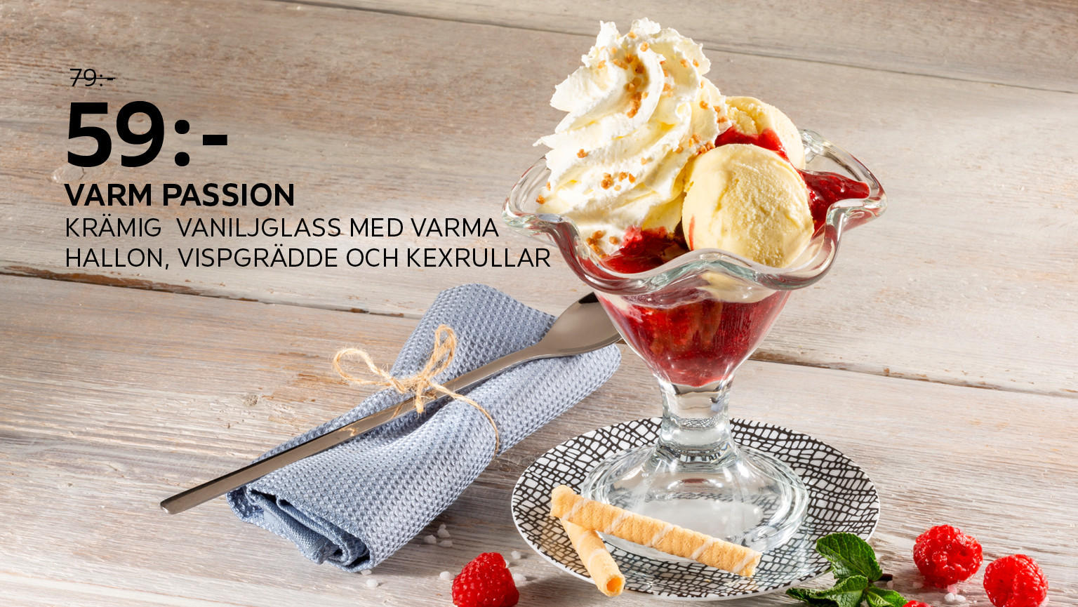 Varm passion krämig - vaniljglass med varma hallon, vispad grädde och kexrullar
