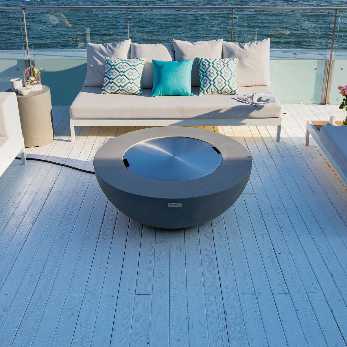 FEUERTISCH LUNAR BOWL Gasfeuerstelle aus GF-Beton - 4-tlg. Set inkl. Glasumrandung, Brennerabdeckung und Gasflaschen-Abdeckung - Hellgrau, Naturmaterialien (107/40/107cm) - Elementi