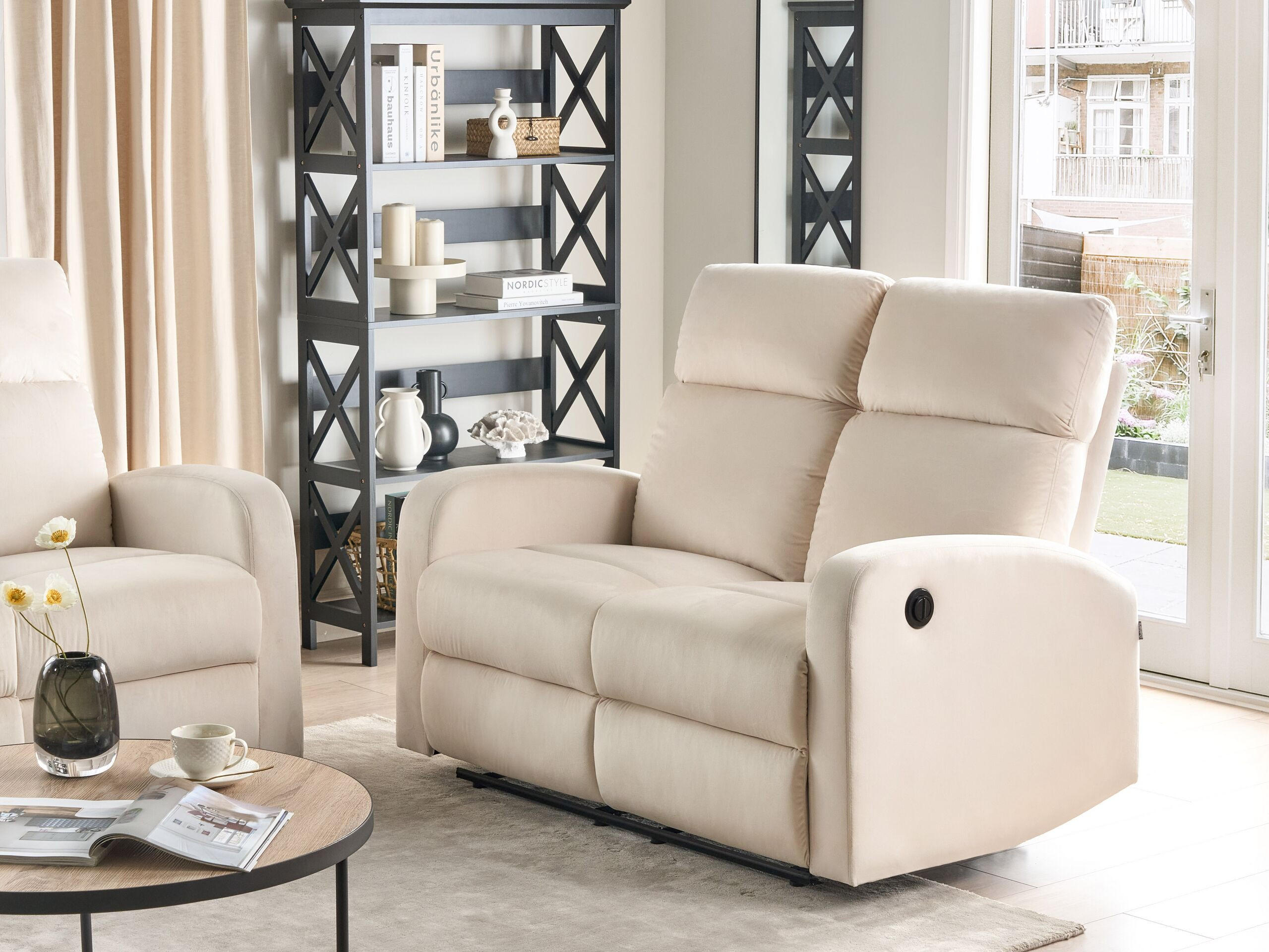 2-SITZER-SOFA Samtstoff creme elektrisch verstellbar Verdal - Weiß, Textil (128/102/73cm) - Beliani