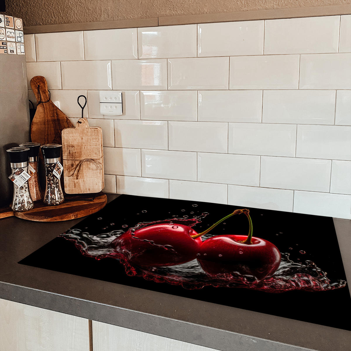 HERDABDECKPLATTE Kirsche - Rot - Frucht - Wasser - Schwarz Induktionsmatte 77x51 cm - Kirschrot, Kunststoff (77/51/0.2cm) - MuchoWow