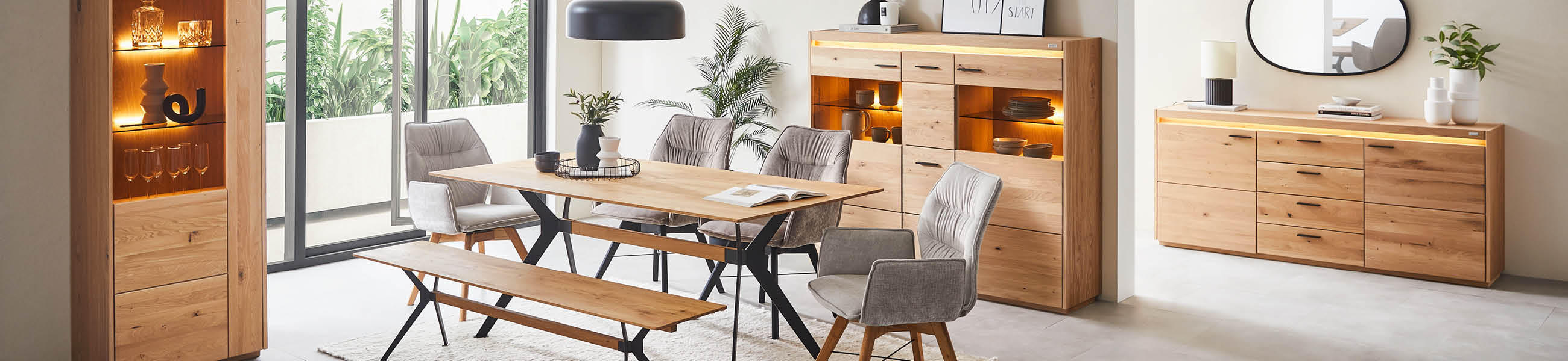 Moderne Wohnzimmermöbel aus Holz mit Esstisch, Stühlen und Sideboard.
