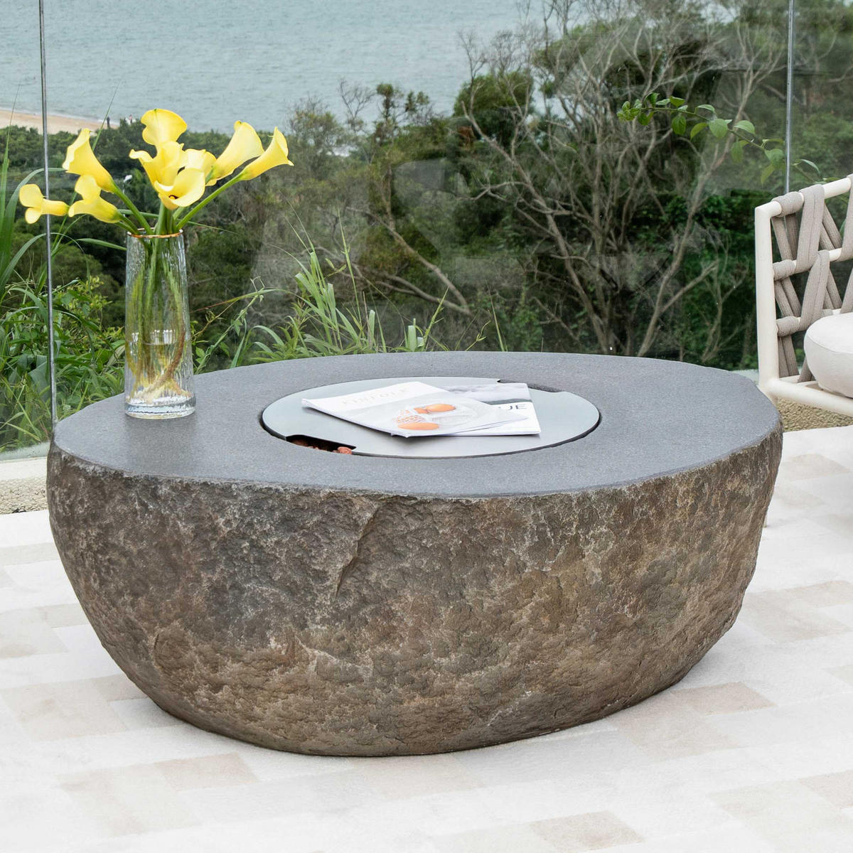 FEUERTISCH Boulder Gasfeuerstelle aus GF-Beton - 4-tlg. Set inkl. Glasumrandung, Brennerabdeckung und Gasflaschen-Abdeckung - Naturfarben, Naturmaterialien (89/41/110cm) - Elementi