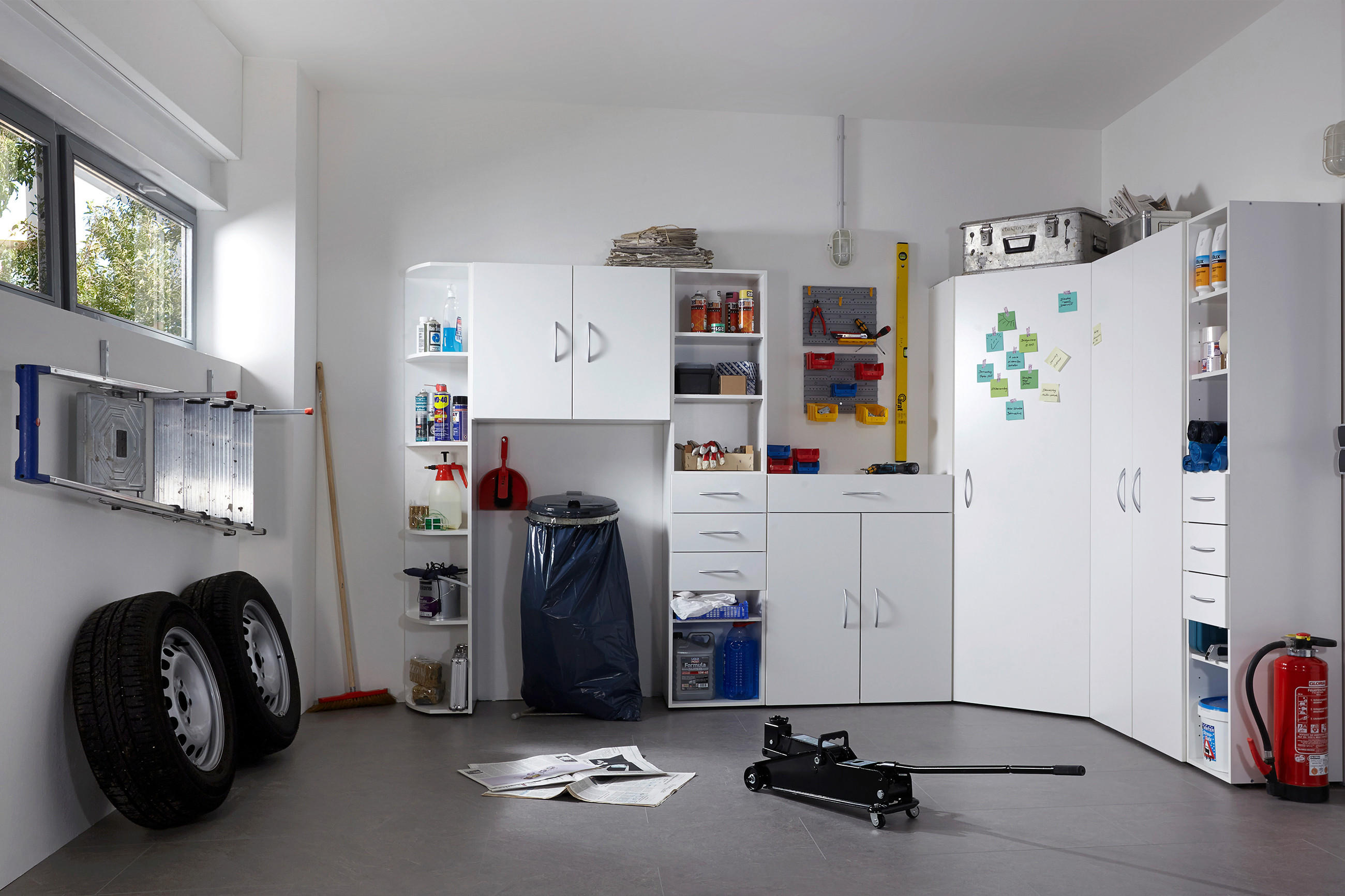 Abstellraum mit einem großen weißen Schrank und einem großen Reifen.