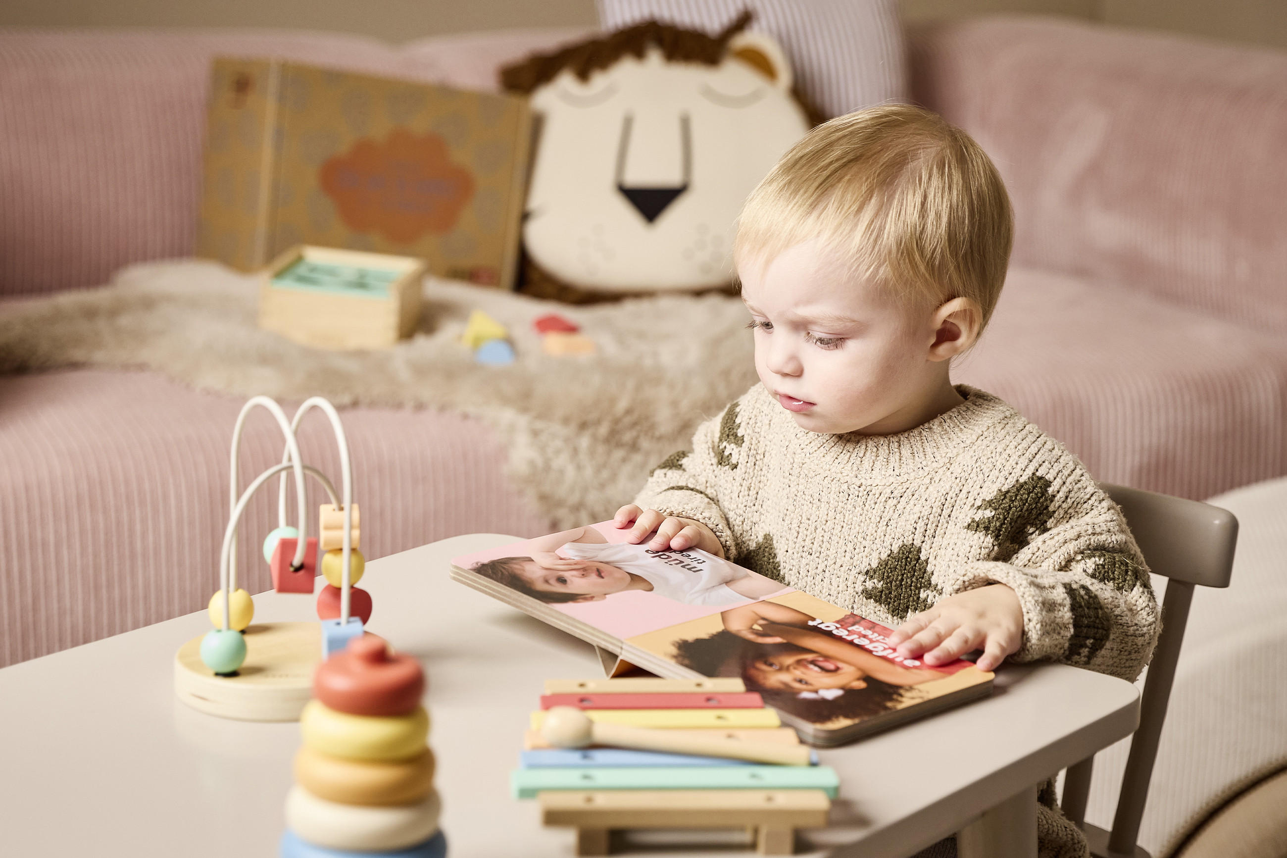 Kleinkind spielt mit Spielsachen aus der XXXLutz Babybox 13-18 Monate