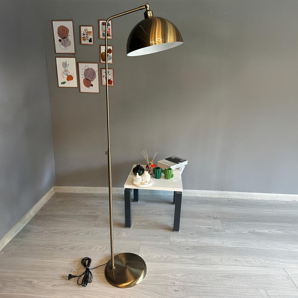 STEHLAMPE Norek aus Metall mit E27, verstellbarer Lampenschirm - Messingfarben, Metall (37/37/169cm) - Bamyum