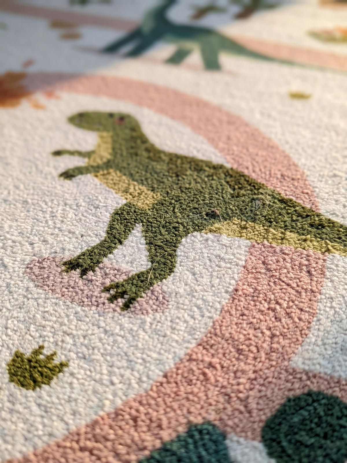 KINDERTEPPICH Kurzflor Dinosaurier-Landschaft Waschbar OEKO-TEX Spielteppich Jungen Mädchen Creme 120x170 – TINO - Creme, Textil (120/170cm) - KADIMA DESIGN