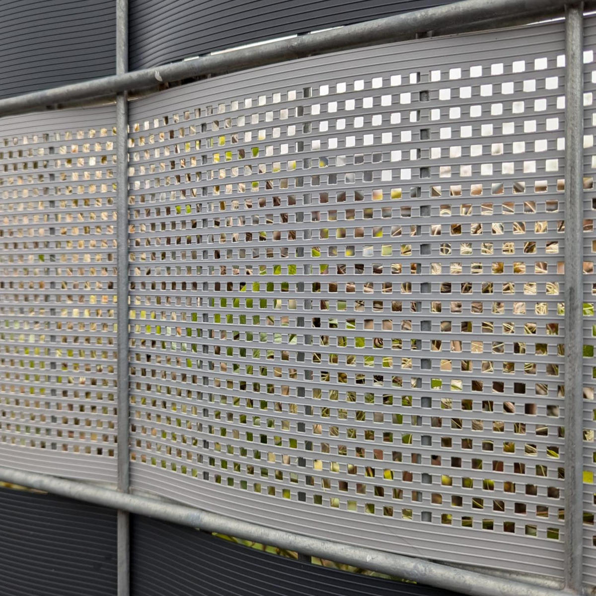 SICHTSCHUTZSTREIFEN Rille Gelocht Quadrat-Muster für Doppelstabmatten Tannengrün 2,55m - Dunkelgrün, Kunststoff (255/19cm) - ZAUN|ZU