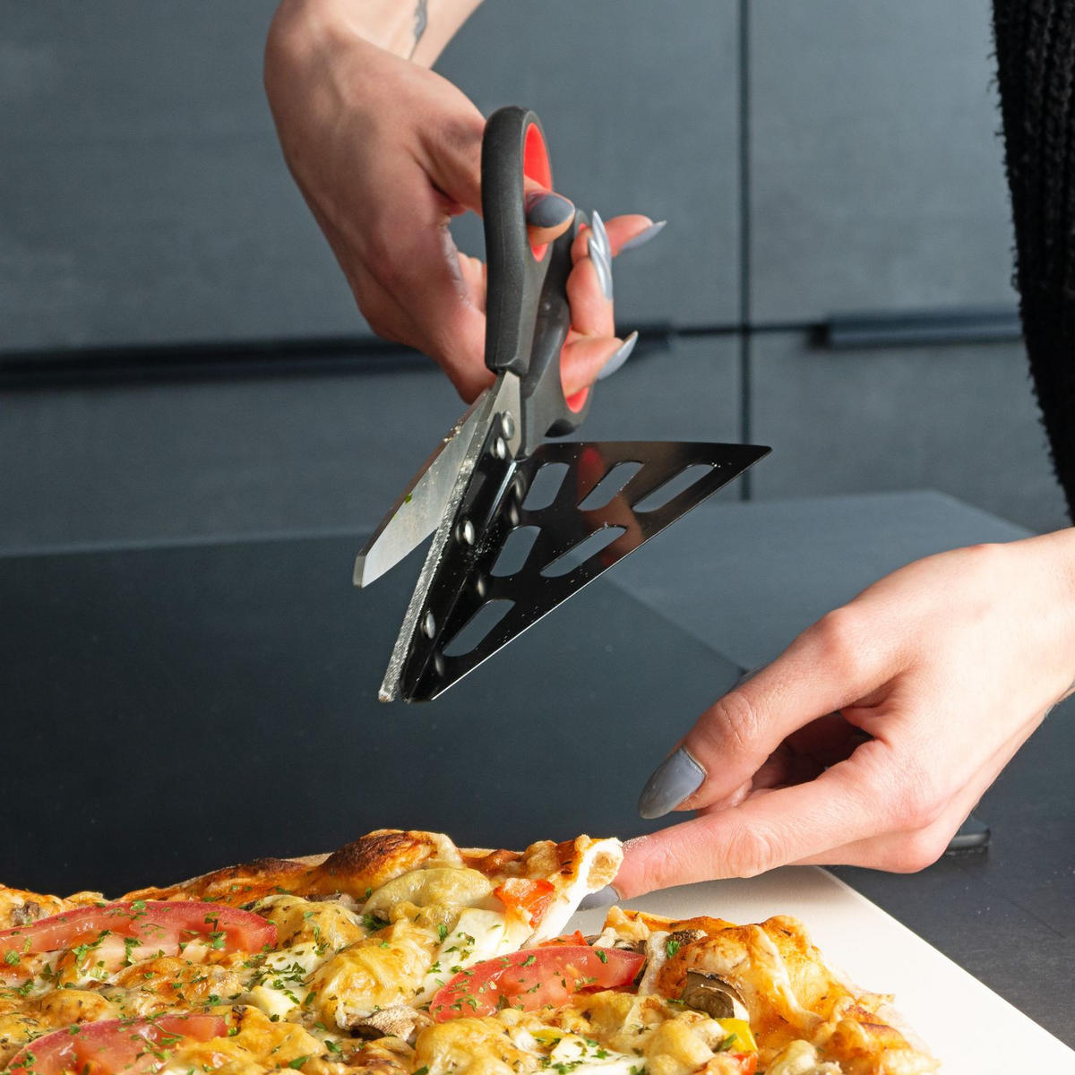 PIZZASCHERE mit Edelstahlklinge und Heber - Schwarz, Metall (8/8/27.5cm) - Intirilife