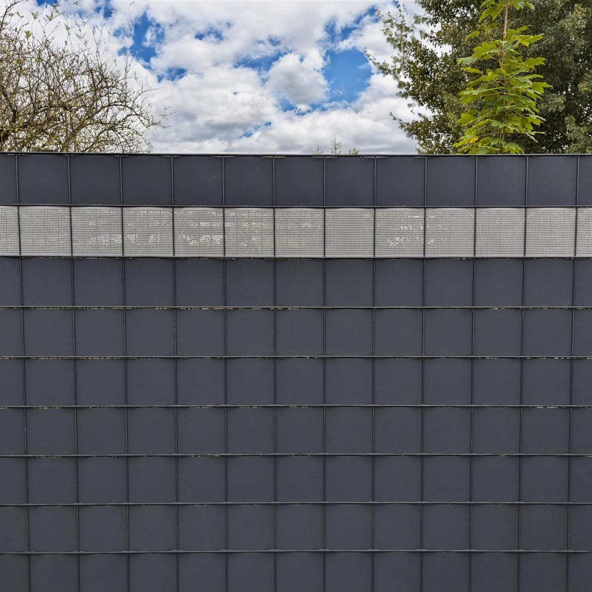 SICHTSCHUTZSTREIFEN PP Premium Gelocht 30 Prozent Streifen Fenstergrau 2,55m - Hellgrau, Kunststoff (255/19cm) - ZAUN|ZU