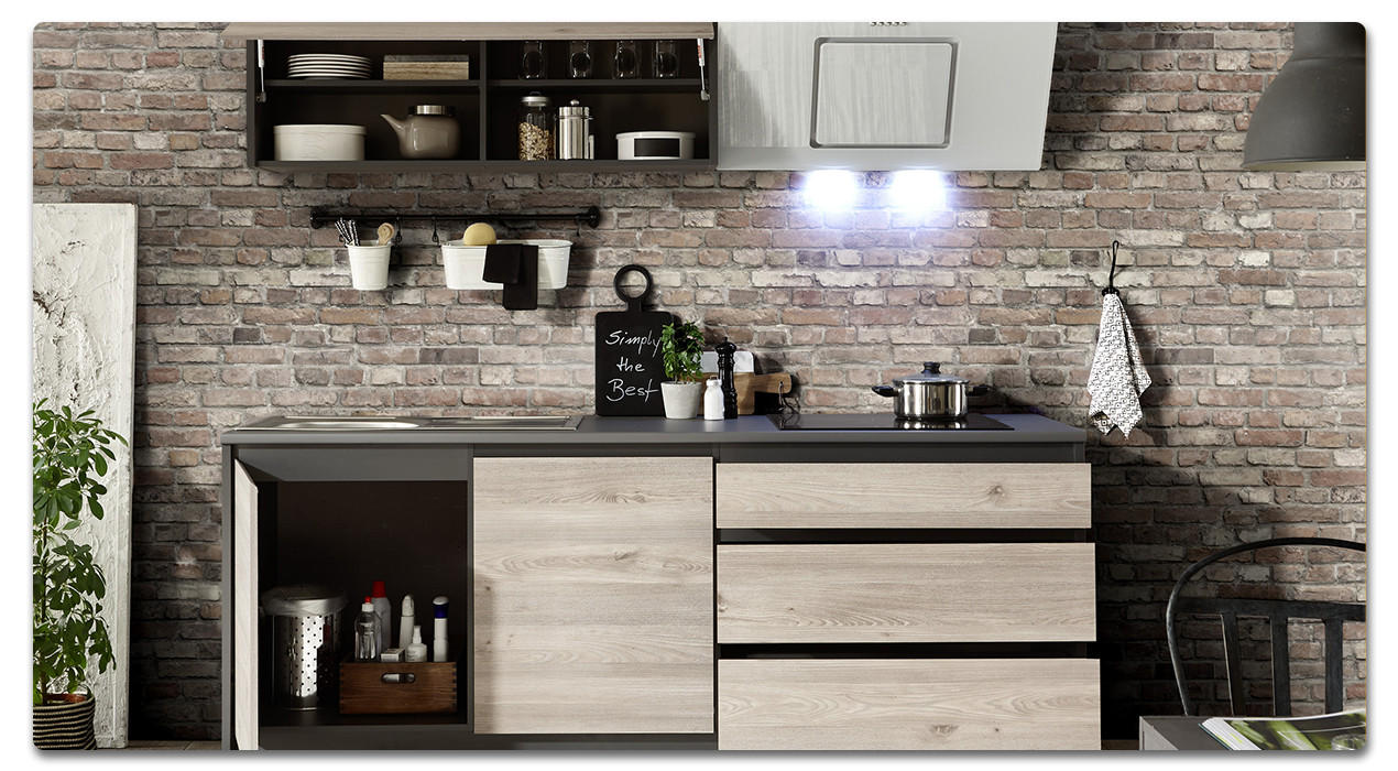 schwarze Singleküche mit holzfarbener Arbeitsplatte