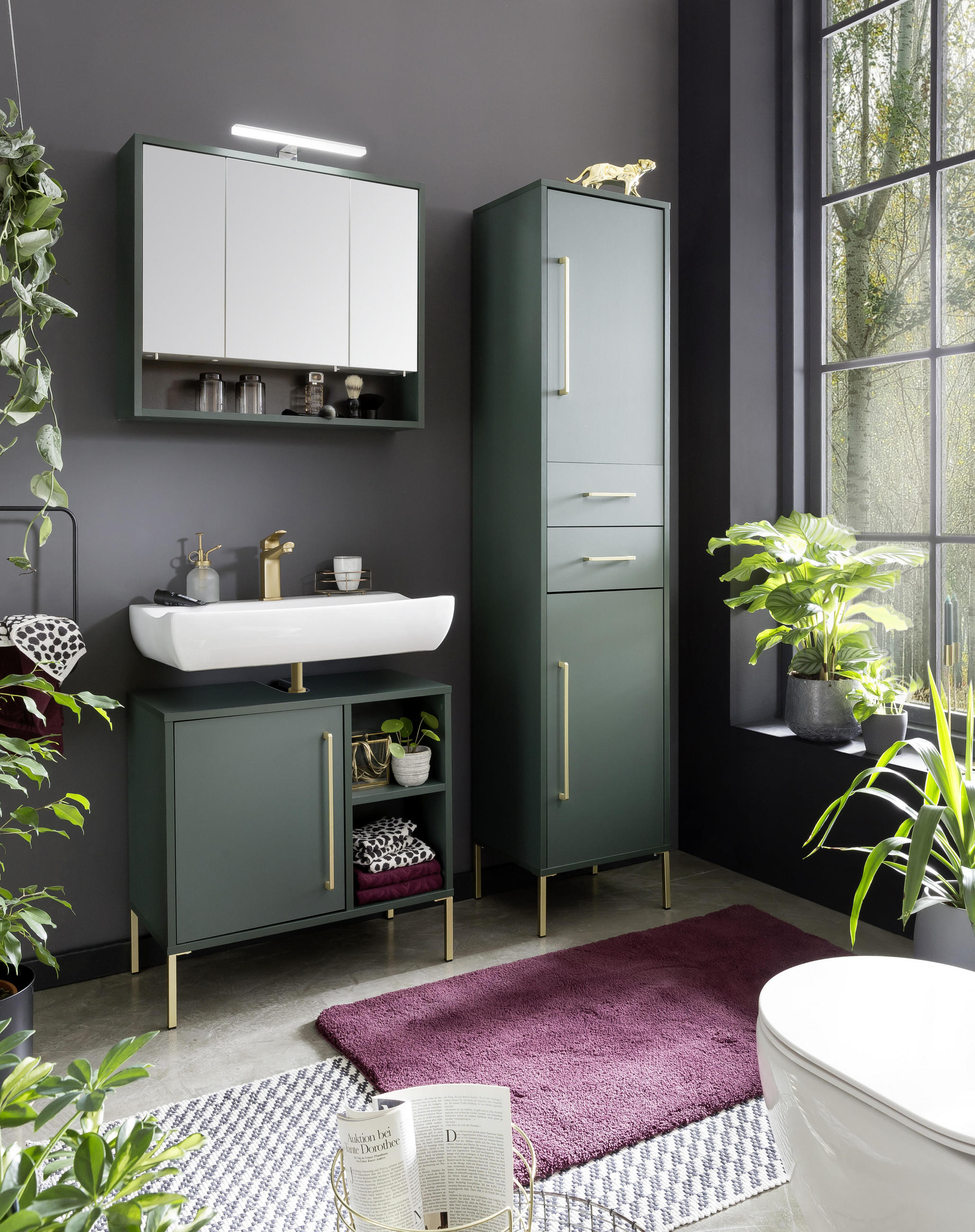 kúpeľňový nábytok zelený moderný umývadlová skrinka vysoká skrinka LED osvetlenie, pozlátené detaily, fialový koberec do kúpeľne