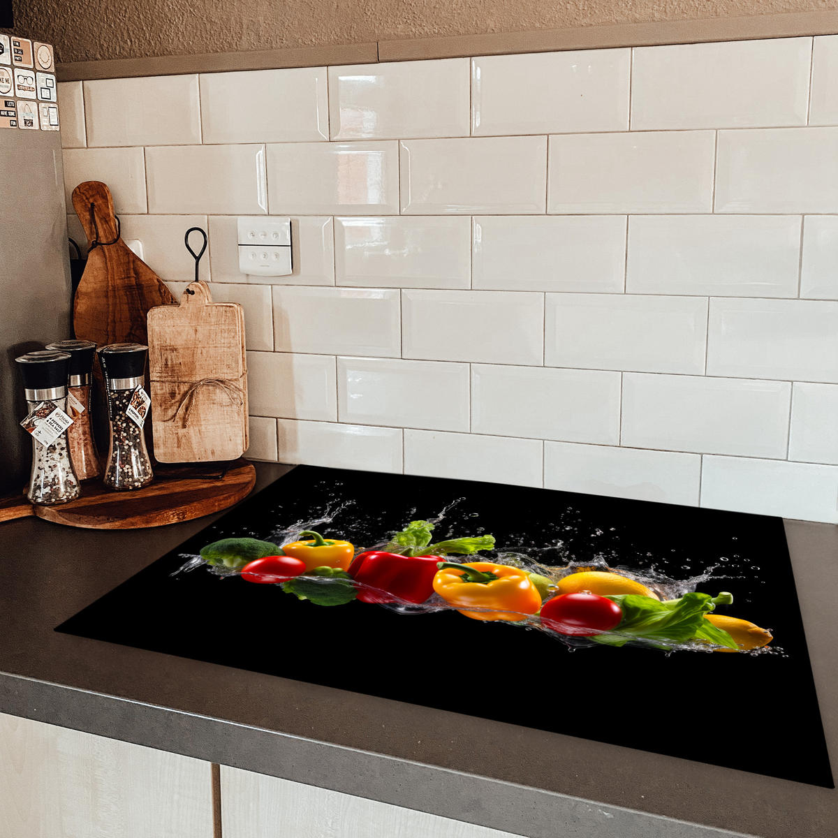 HERDABDECKPLATTE Paprika - Wasser - Gemüse - Schwarz Herdabdeckung Induktionsfeld 75x52 cm - Multicolor, Kunststoff (75/52/0.2cm) - MuchoWow