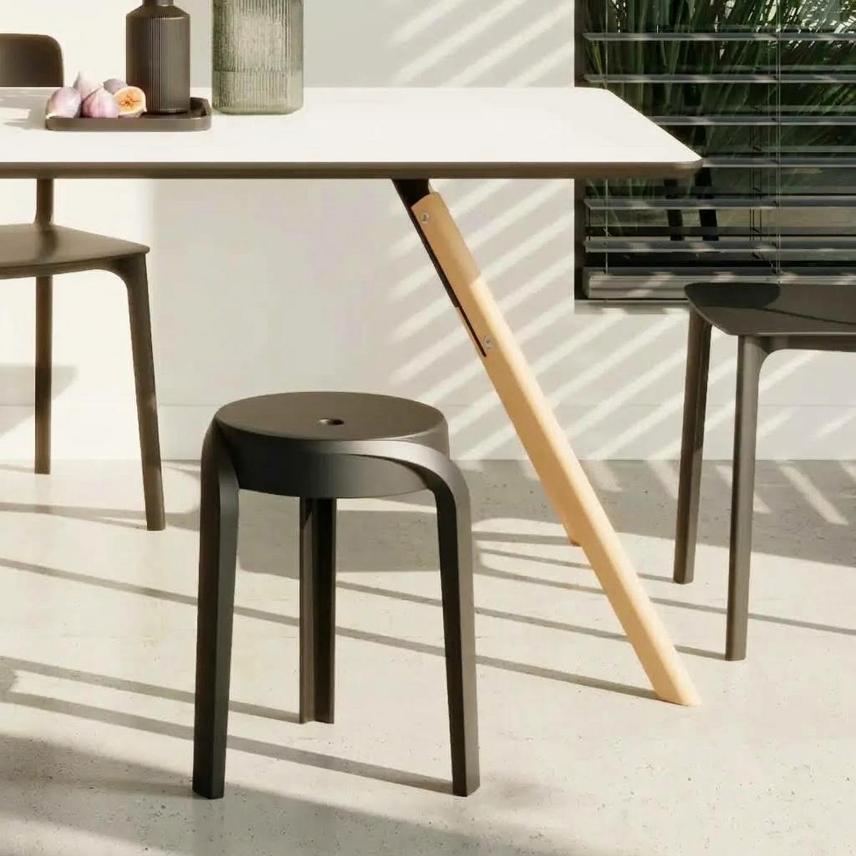 HOCKER POMPA schwarz - Schwarz, Kunststoff (36/45/35cm) - Légia Home