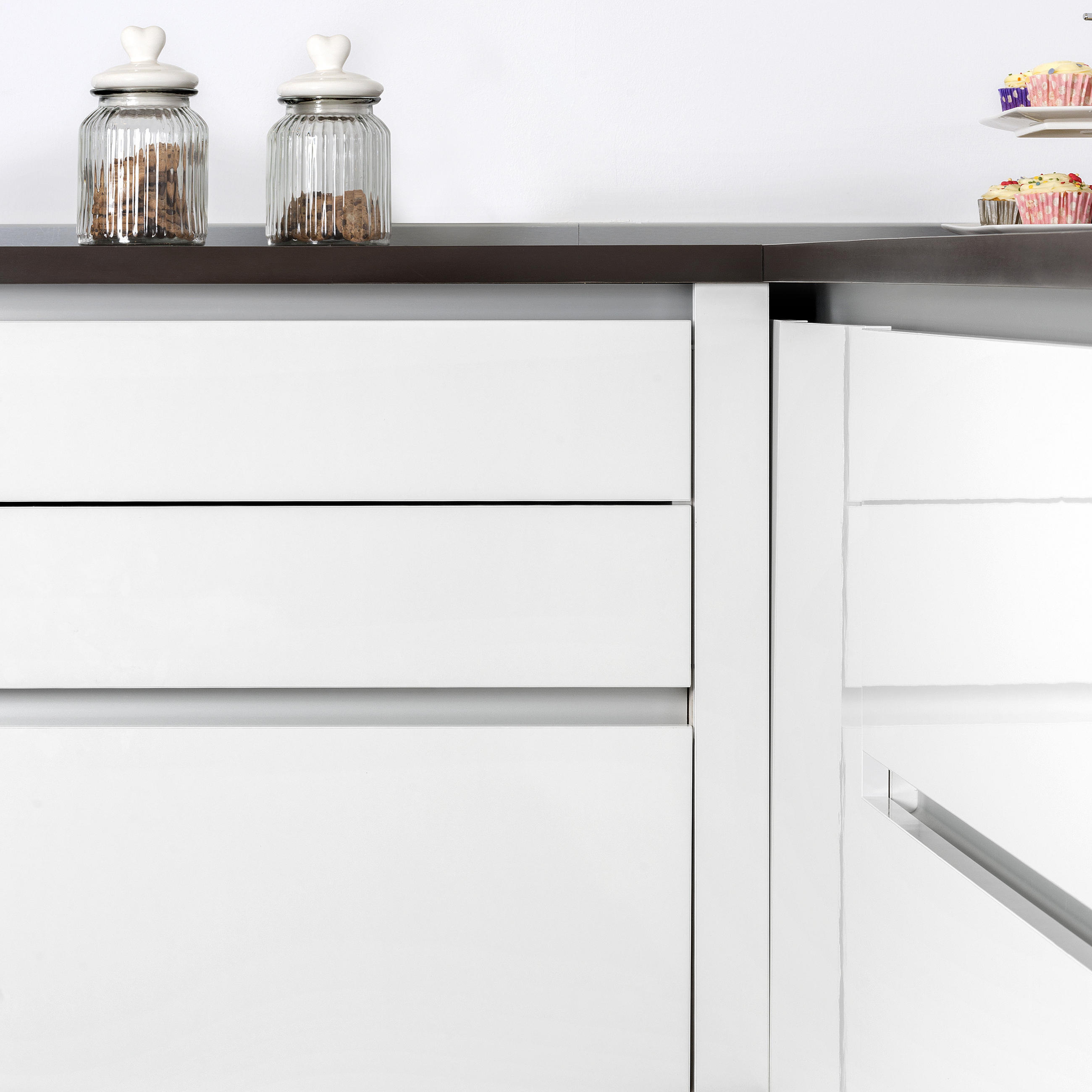 ZENTRALPROFILE Gola für Küchenmöbel, Länge 2,35m, mit Zubehör, Aluminium, weiß lackiert 2er-set - Weiß, Metall (8.5/240cm) - EMUCA