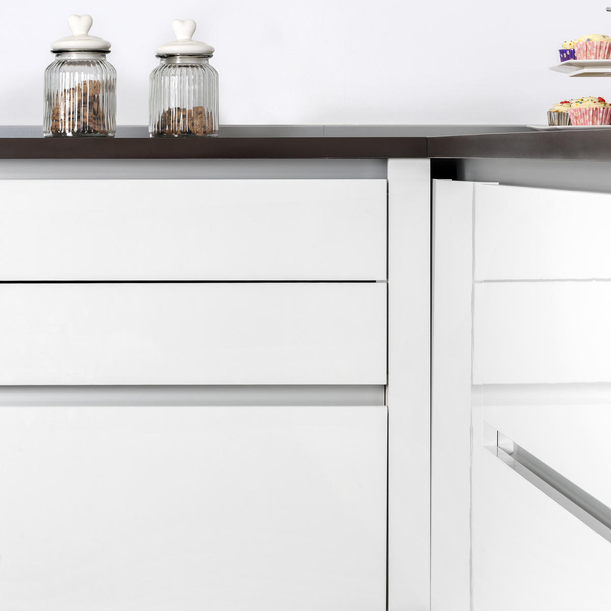 ZENTRALPROFILE Gola für Küchenmöbel, Länge 2,35m, mit Zubehör, Aluminium, Schwarz lackiert 2er-set - Schwarz, Metall (2.43/235cm) - EMUCA