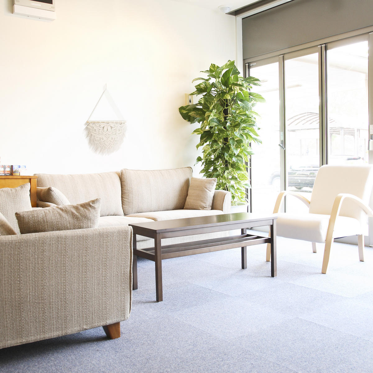 MAKRAMÉ nástenný dekor - krémová, drevo/textil (60.5/1.5cm) - Relaxdays