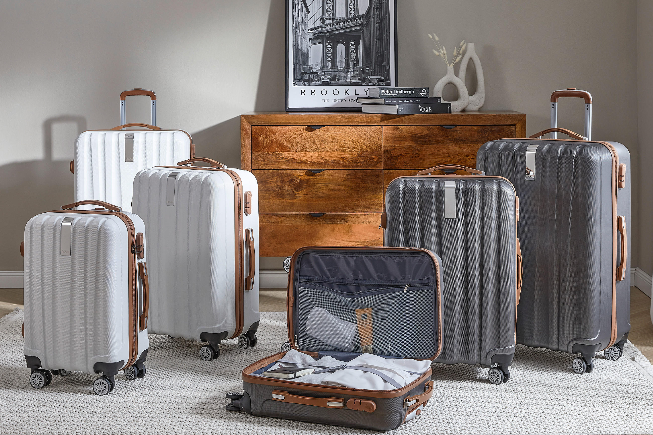 Koffer mit Rollen und Griffen in verschiedenen Größen stehen bereit für die Reise.