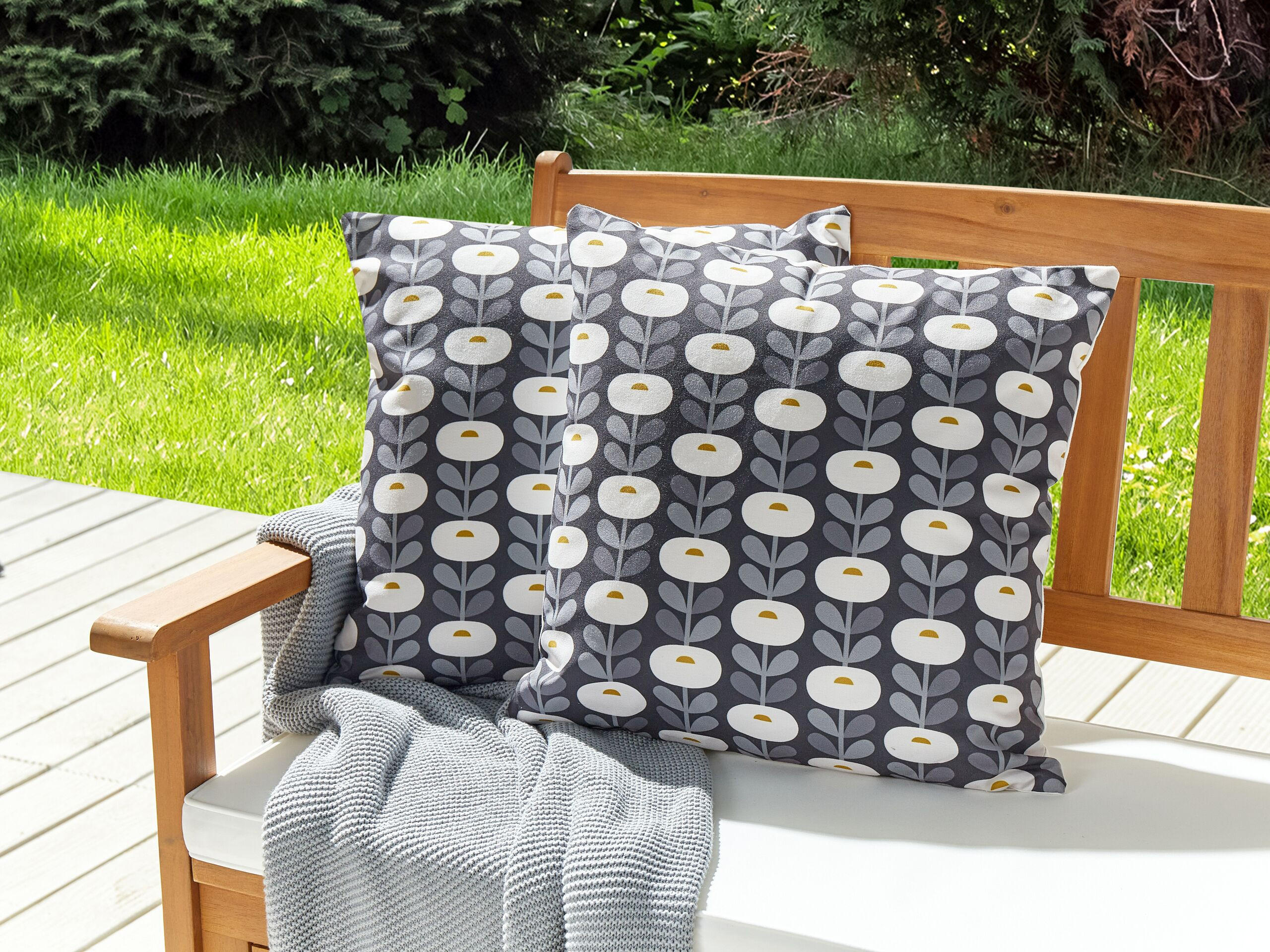 GARTENKISSEN 2er-Set Blumenmotiv grau/weiß 45/45 cm Valsorda - Hellgrau, Textil (45/45cm) - Beliani