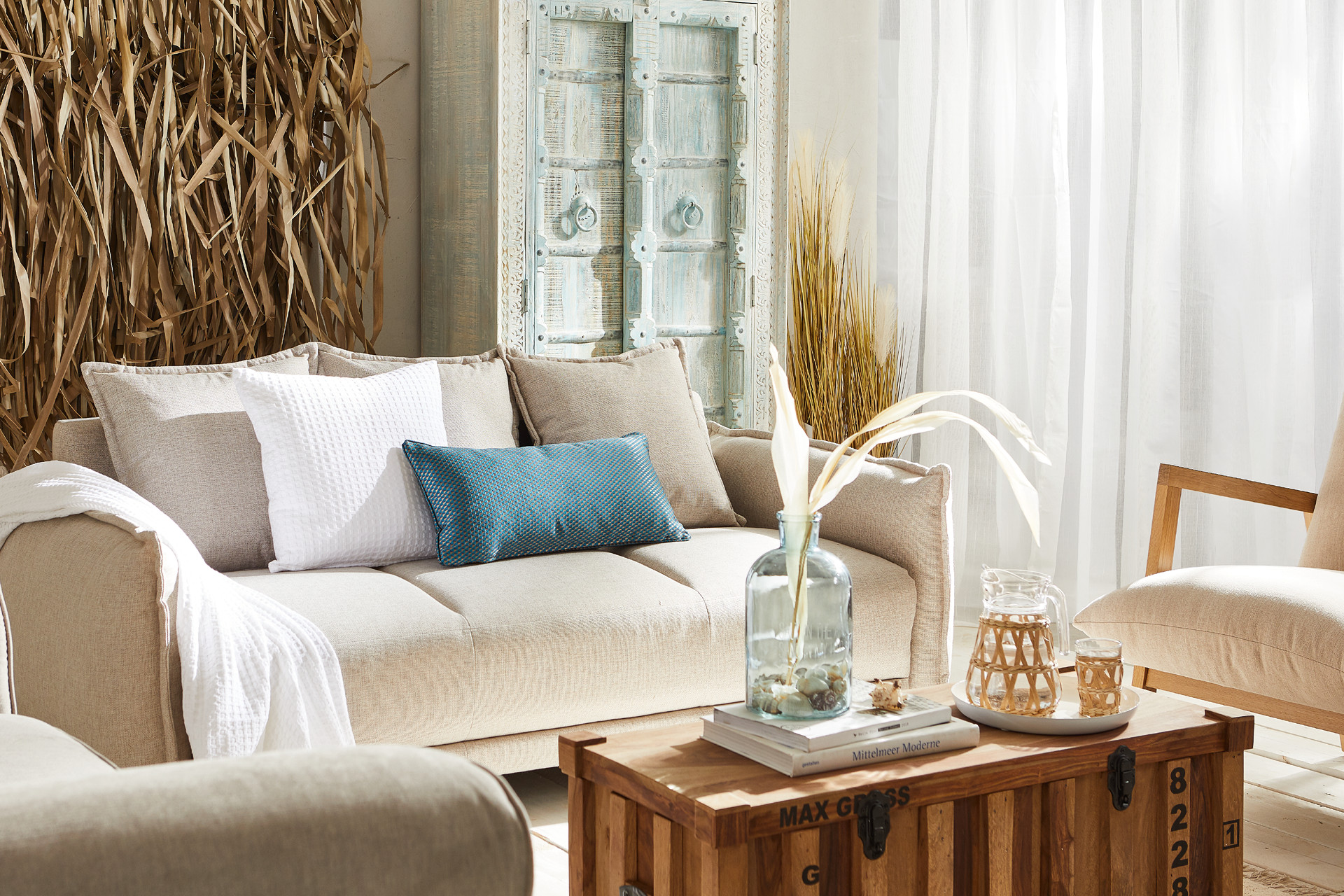 Beige Sitzsofa mit Couchtisch
