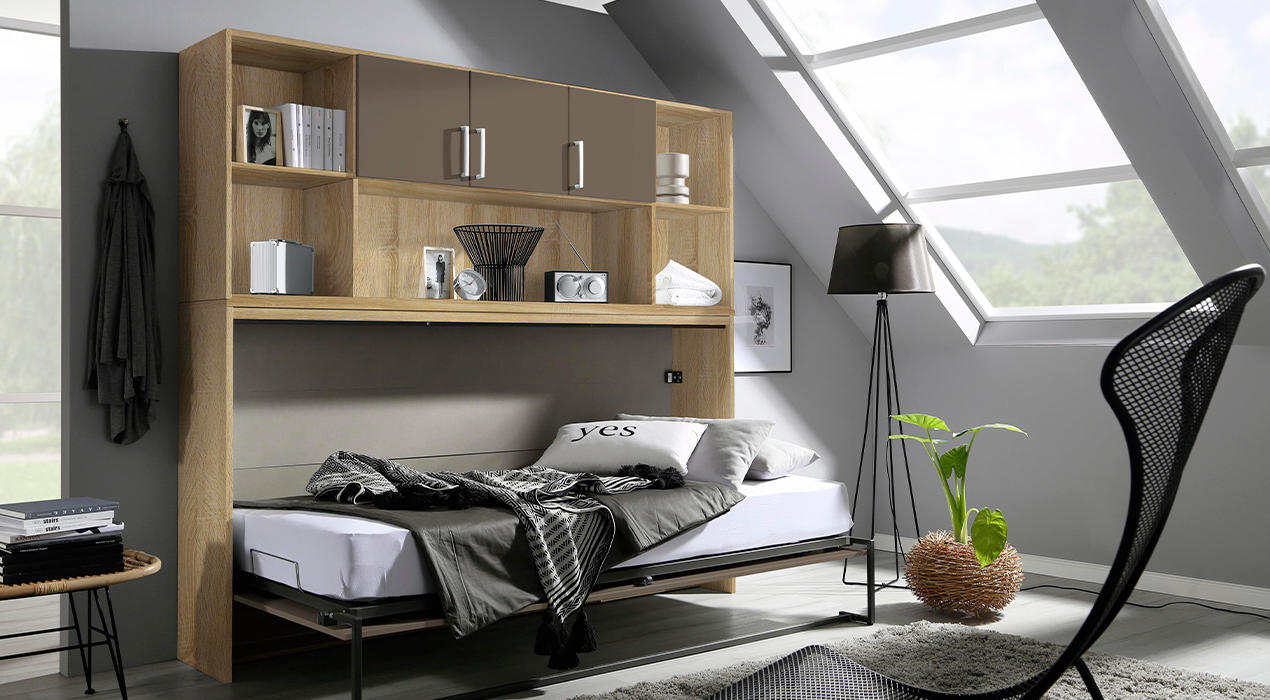 Aus einem Regal ausgeklapptes Klappbett mit schwarzen Metallstreben.