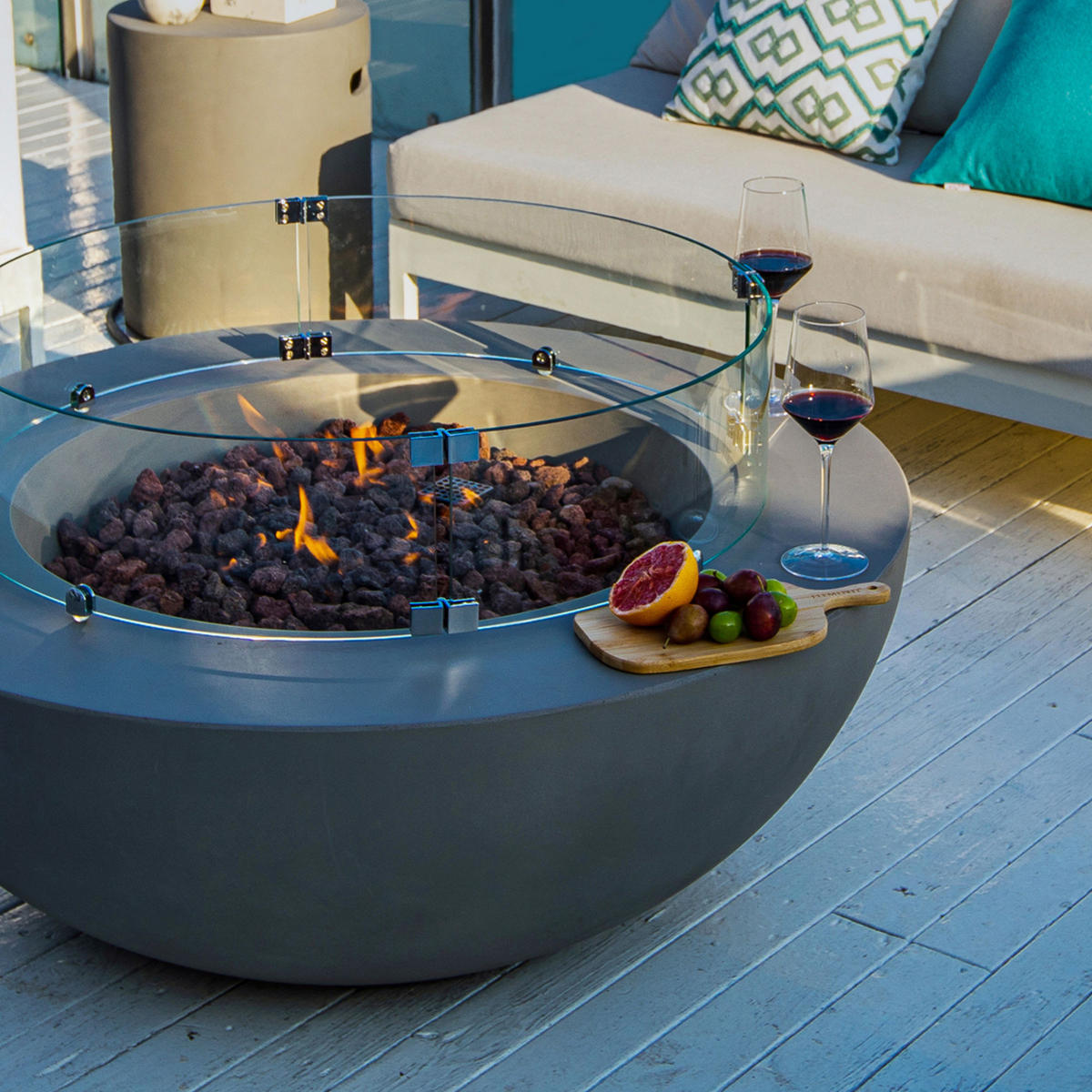FEUERTISCH LUNAR BOWL Gasfeuerstelle aus GF-Beton - 4-tlg. Set inkl. Glasumrandung, Brennerabdeckung und Gasflaschen-Abdeckung - Hellgrau, Naturmaterialien (107/40/107cm) - Elementi