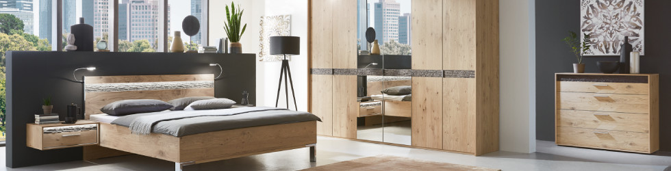 Schlafzimmer aus Holz mit grauen Farbakzenten