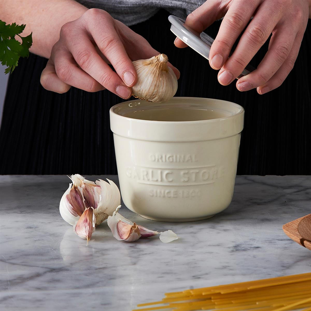 KNOBLAUCHBEHÄLTER 2in1 mit Reibe aus Steingut - Creme, Keramik (12.5cm) - Mason Cash