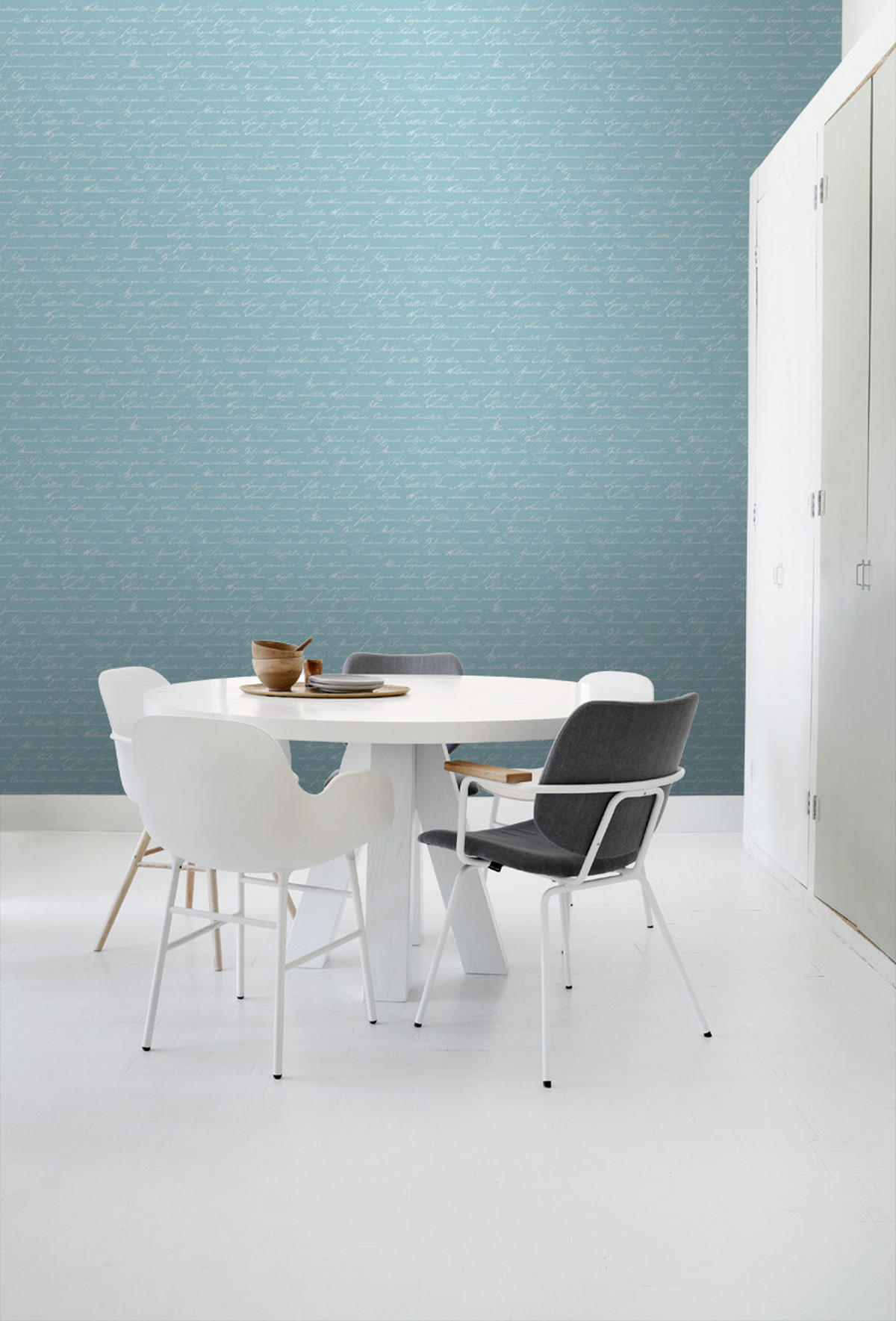 TAPETE handgeschriebene lateinische Blumennamen 53 cm x 10.05 m - Blau, Papier (53/1000cm) - ESTAhome