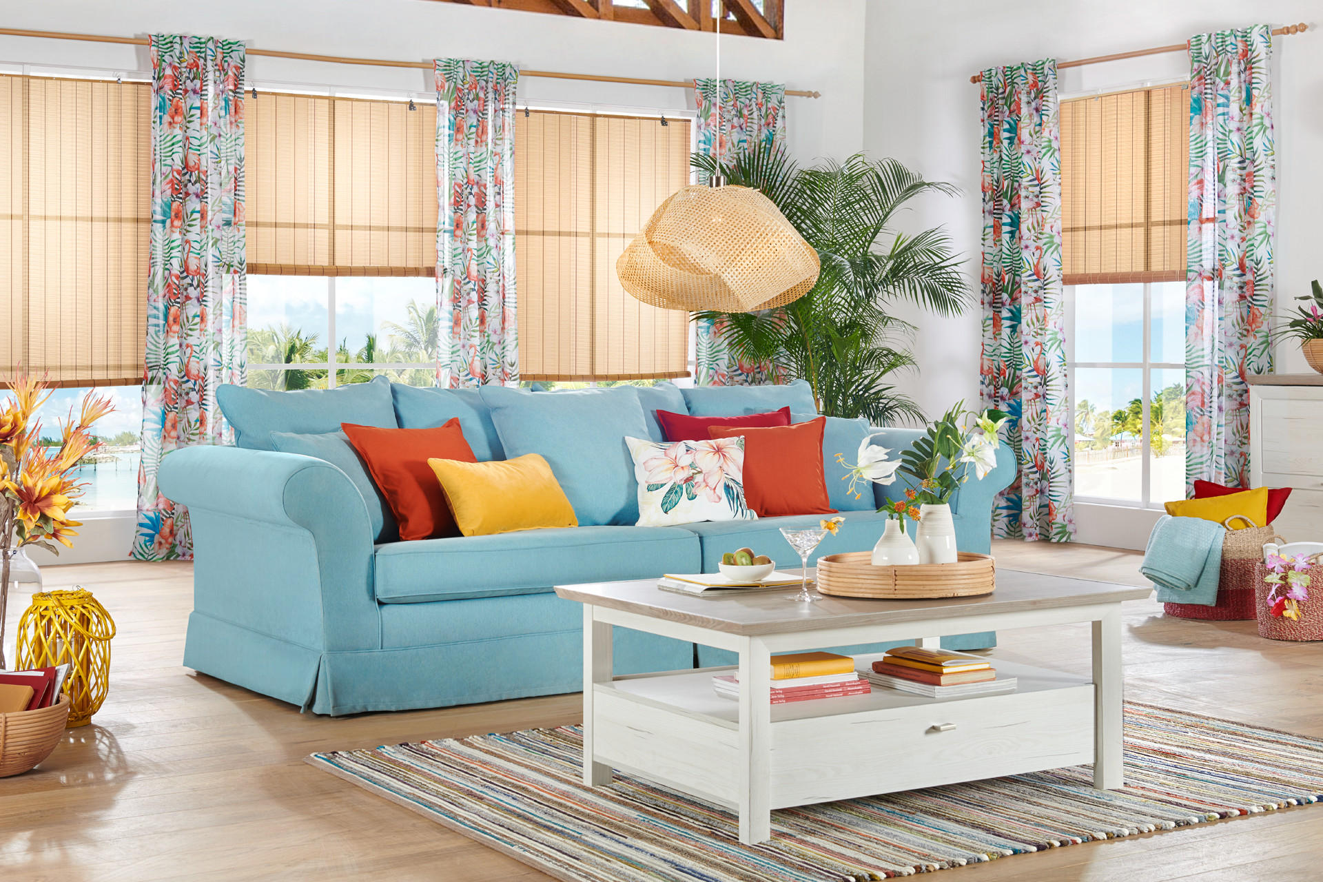 Blaue Couch mit Pölster im Wohnzimmer