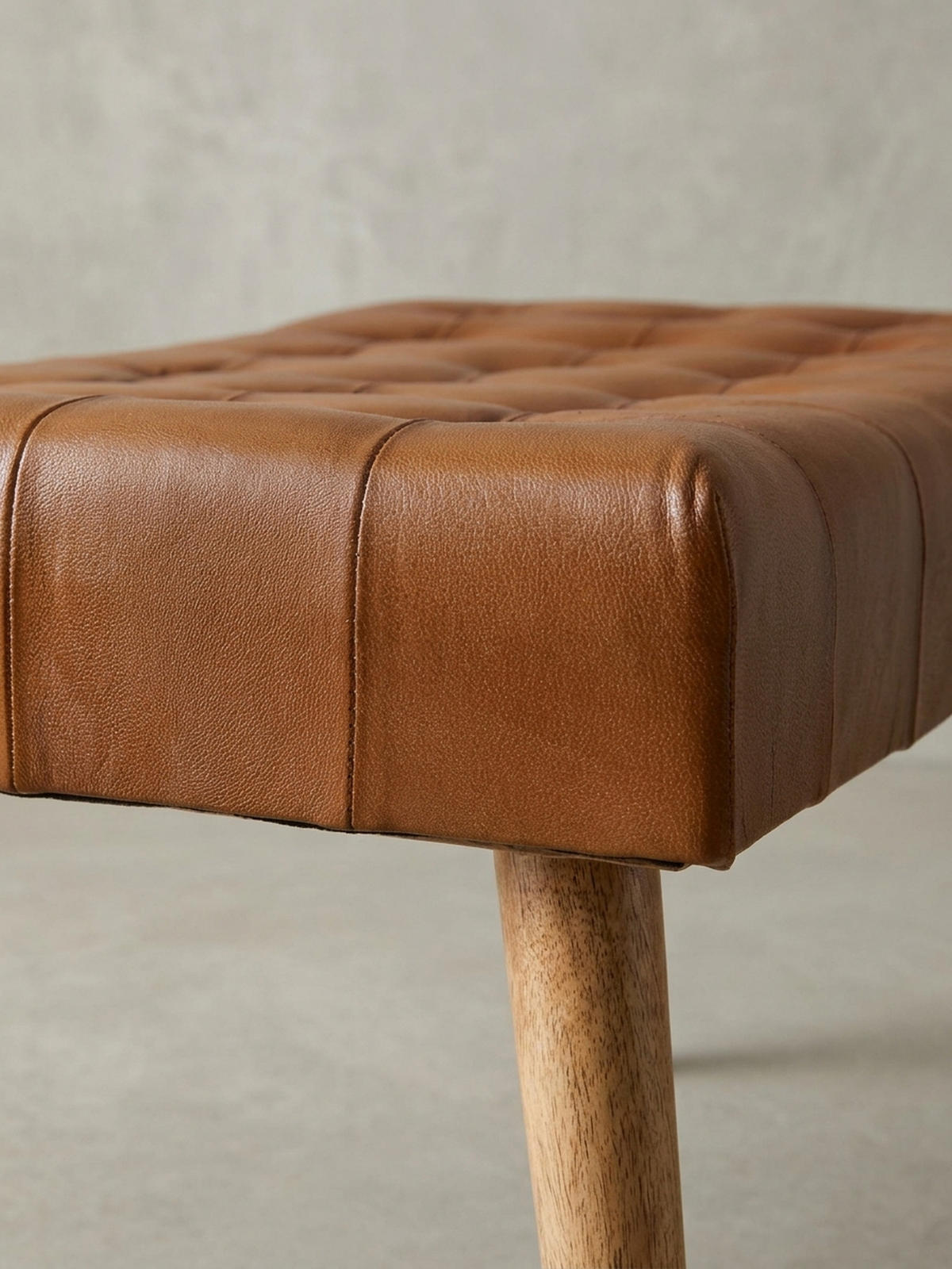 SITZHOCKER – Echtleder/Naturholz, modern, 120 kg Belastbarkeit - Braun, Mangoholz/Leder (67/47/39cm) - KADIMA DESIGN