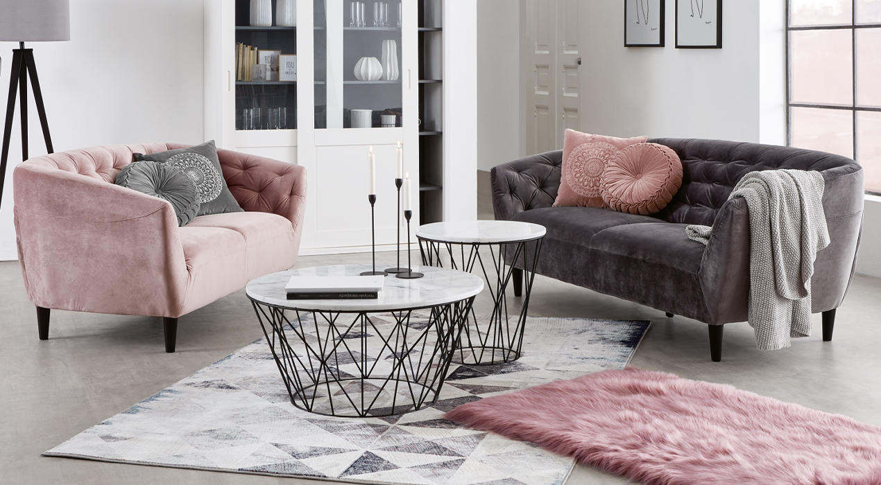 2 Chesterfield Sofas im Rosa und Grauen Textilbezug