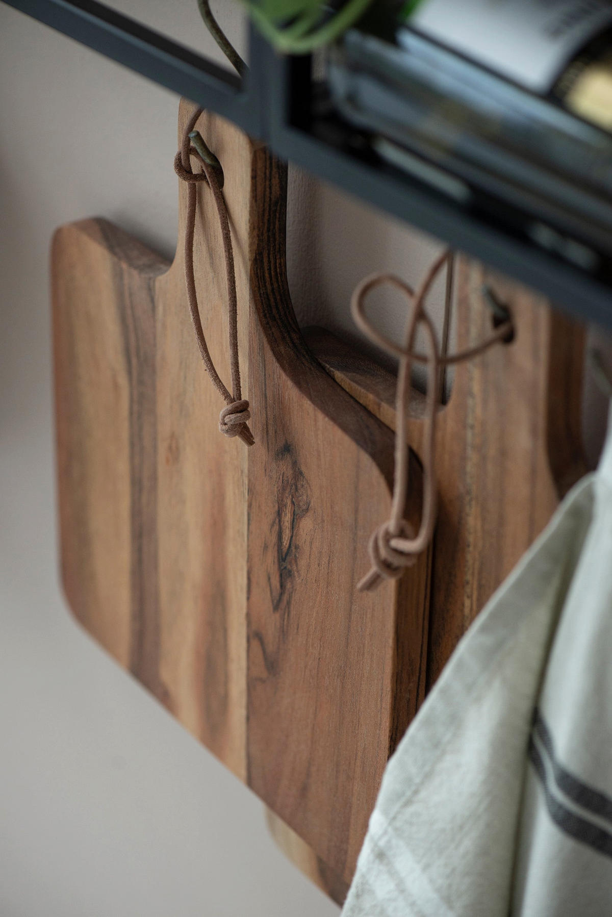 TAPASBRETT aus Akazienholz mit Lederband 25/29 cm - Braun, Holz (25/29cm) - IB Laursen