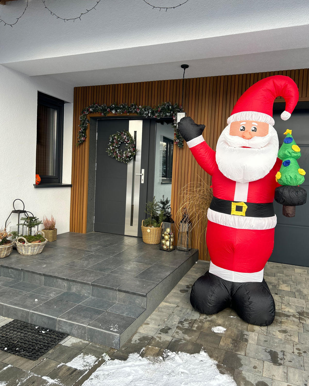 AUFBLASBARE Gartendekoration LED 225 cm Weihnachtsmann Rot Ivalo - Rot/Schwarz, Textil (120/225/75cm) - Beliani