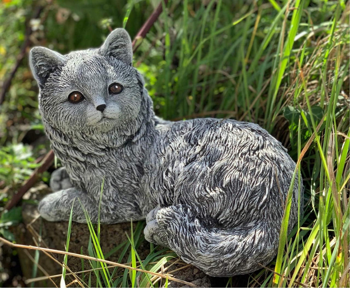 STEINFIGUR Katze Emilia liegend frostfest wetterfest Gartenfigur Steinguss - Grau, Stein (28/16/15cm) - stoneandstyle