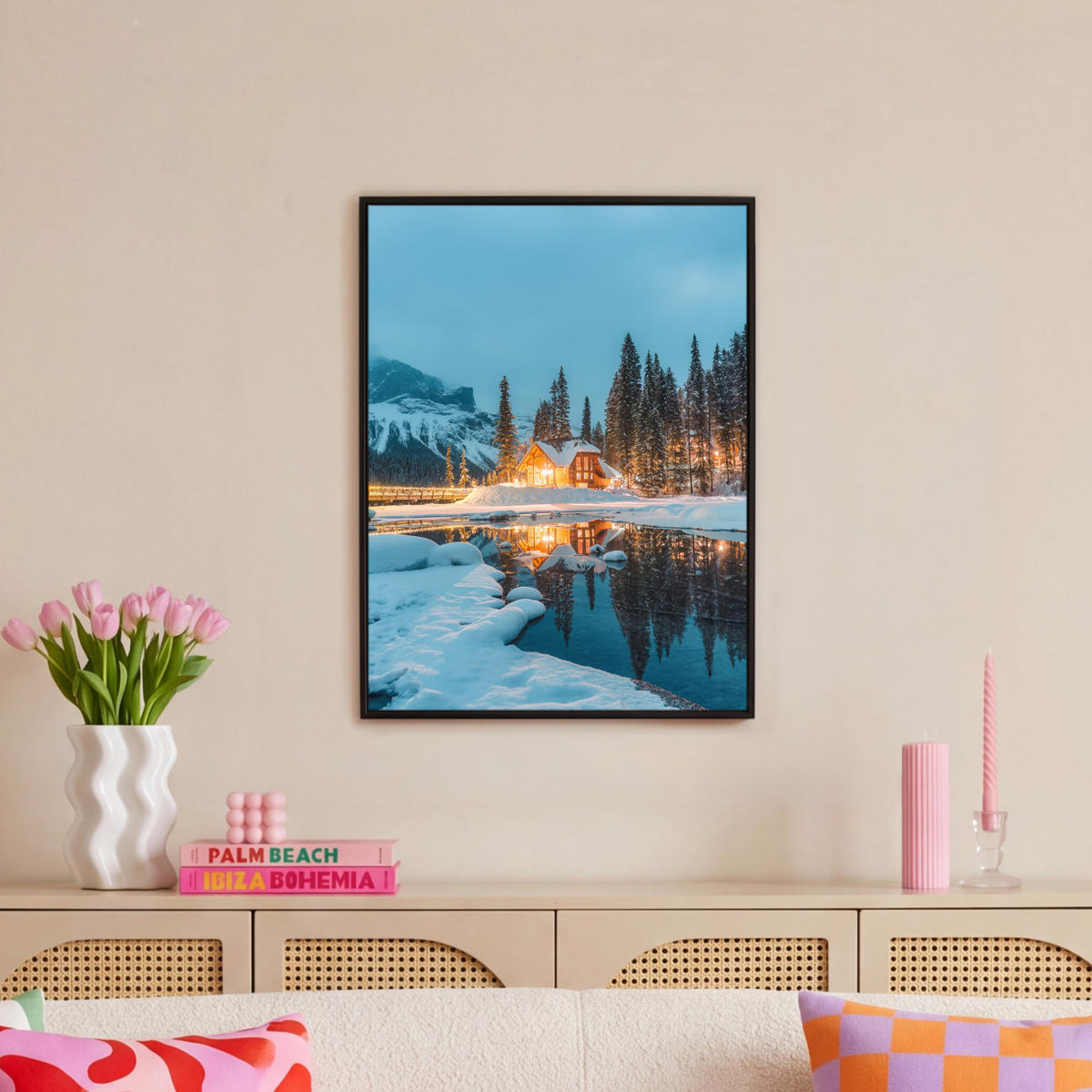LEINWAND Bilder mit Rahmen - Winterlandschaft - Natur - Haus - Berge - Schnee - 50x70 - Hellblau, Textil (50/70cm) - MuchoWow